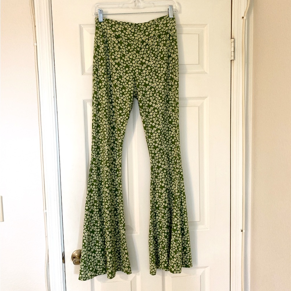 Daisy Green Bell Bottom Leggings | L